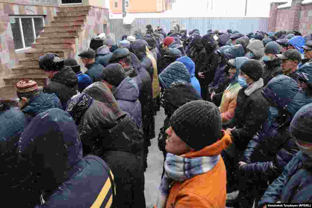 Арон Атабектің жаназасына жиналған жұрт үйдің ауласына сыймай, көп адам қақпаның сыртында тұрды.