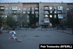 Аулада доп теуіп ойнап жүрген балалар. Алматы облысы Үлкен ауылы, 21 тамыз, 2023 жыл.