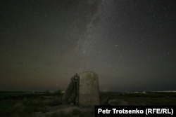 Құлаған ескі ғимараттың орны мен түнгі аспан. Алматы облысы Үлкен ауылы, 20 тамыз, 2023 жыл.