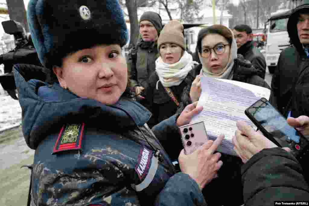 Алматы қалалық төтенше жағдайлар департаментінің өкілі Гүлдана&nbsp;Нұрымбетова көшкін жүрген жерге барған БАҚ өкілдеріне ақпарат беріп тұр. 8 ақпан, 2024 жыл