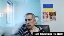 Ауруханада жатқан Михаил Саакашвили өзіне қарсы сотқа онлайн қатысып отыр. Тбилиси, 3 шілде, 2023 жыл.