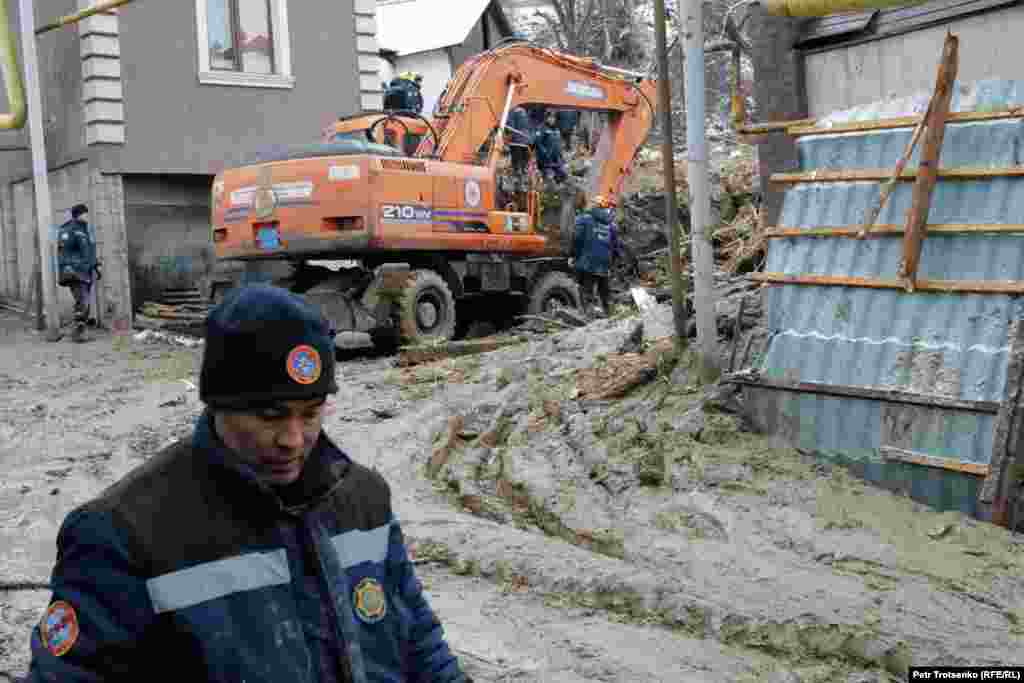 Қала әкімі Ерболат Досаев көшкін толық басып қалған үйде төрт адам (екеуі бала) тұрған, &quot;олар үйдің ішінде қалып қойған&quot; деген болжам барын айтты