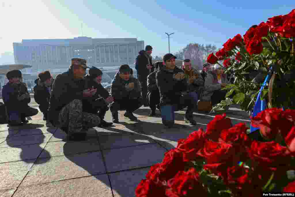 Әкімдік өкілдері тарап кеткен соң алаңға тіркелмеген &quot;Демократиялық партияның&quot; белсенділері жиналып, 1986 жылғы Желтоқсан оқиғасының және 2011 жылғы Жаңаөзен оқиғасының құрбандарына құран бағыштады.&nbsp; &nbsp;