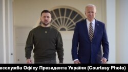 Президент України Володимир Зеленський і президент США Джо Байден на порозі Білого дому. Вашингтон, США. 21 грудня 2022 року 