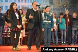 Бас продюсер Сергей Әзімов (ортада) пен жас актер Амангелді Құсайынов (сол жақта). Алматы, 5 қазан 2016 жыл.