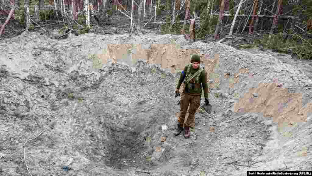 Вирва від авіабомби у звільненому від тимчасової російської окупації селі Кухарі, що на Київщині.&nbsp;30 березня 2022 року