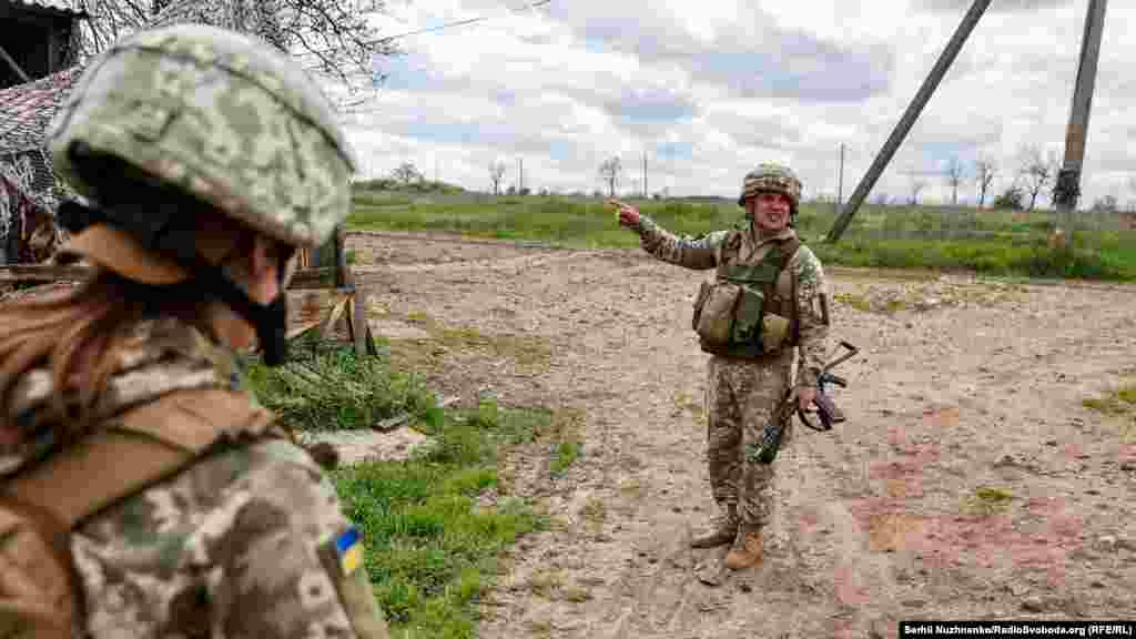 Український військовий Сергій патрулює вулицю населеного пункту. Донецька область, 28 квітня 2022 року