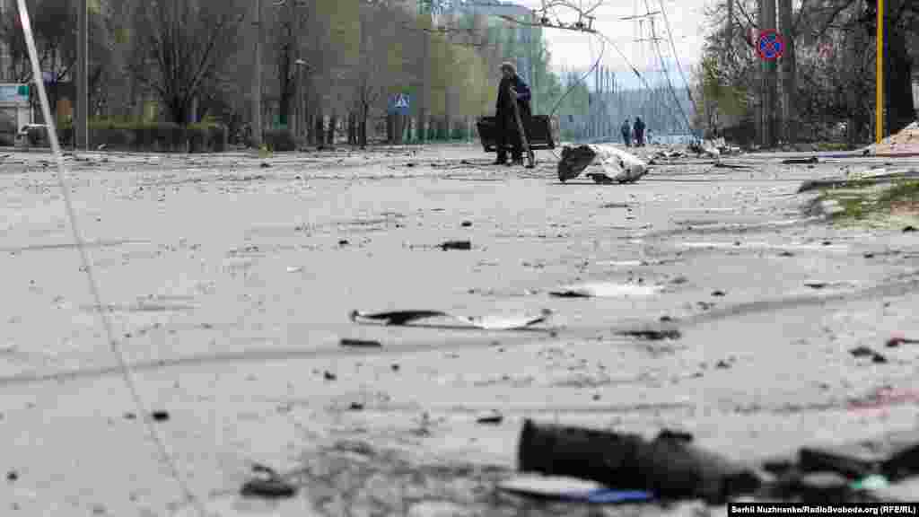 Чоловік збирає деревину для вогнища, на якому готують їжу, Сєвєродонецьк, 16 квітня 2022 року&nbsp;