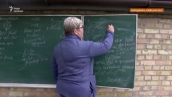 «І у дощ, і в холод». Вчителька проводить уроки в Бородянці у власному дворі (відео)
