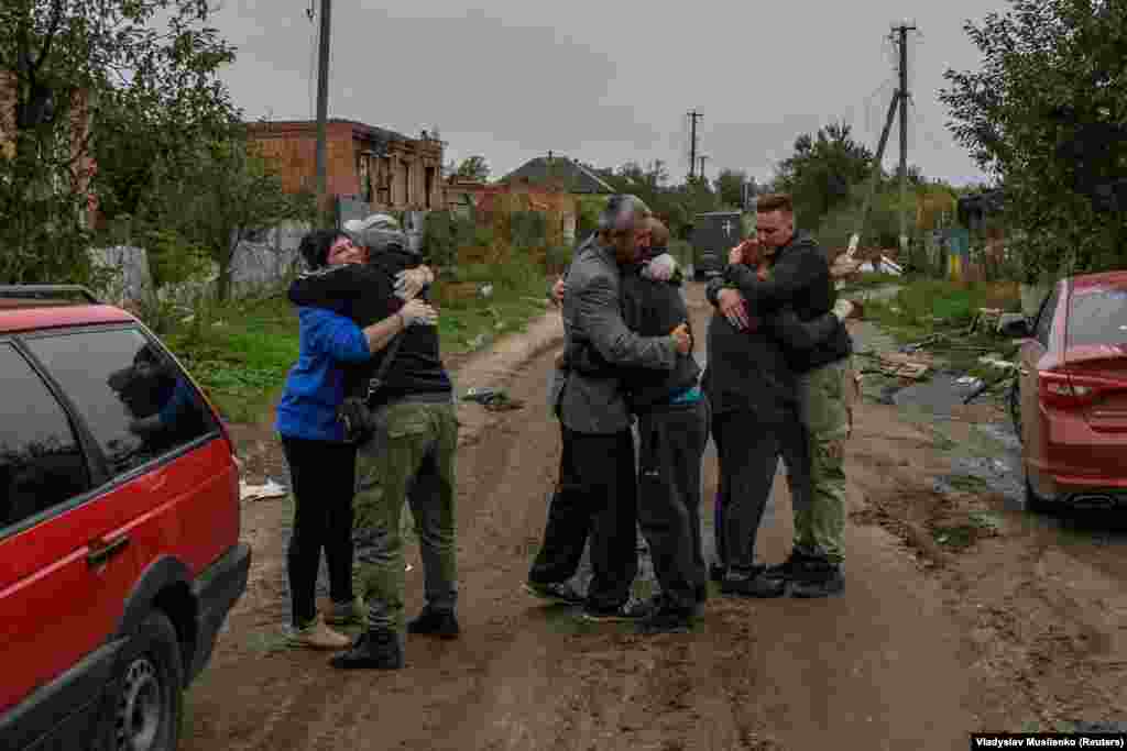 Сусіди обіймаються після повернення у звільнену від російських окупантів Кам&#39;янку. , Харківщина. 2 жовтня 2022 року &nbsp;