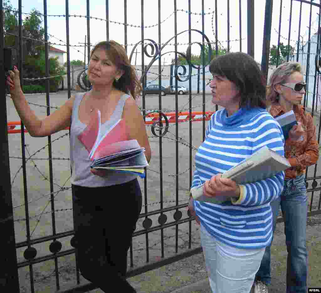 Kazakhstan – Dzhamila Dzhakisheva (L-R), Malkhaz Tsotsoriya, Natalia Parfyonova , Wifes of «Kazatomprom» company top-managers, wait for permission to see their husbands in front of Kazakh KNB Detention center. Astana, 04Jun2009 - Жены арестованных топ-менеджеров компании «Казатомпром» Джамиля Джакишева, Марийка Цоцория и Наталья Парфенова пытаются добиться свидания со своими мужьями. Астана, следственный изолятор КНБ, 4 июня 2009 года. 