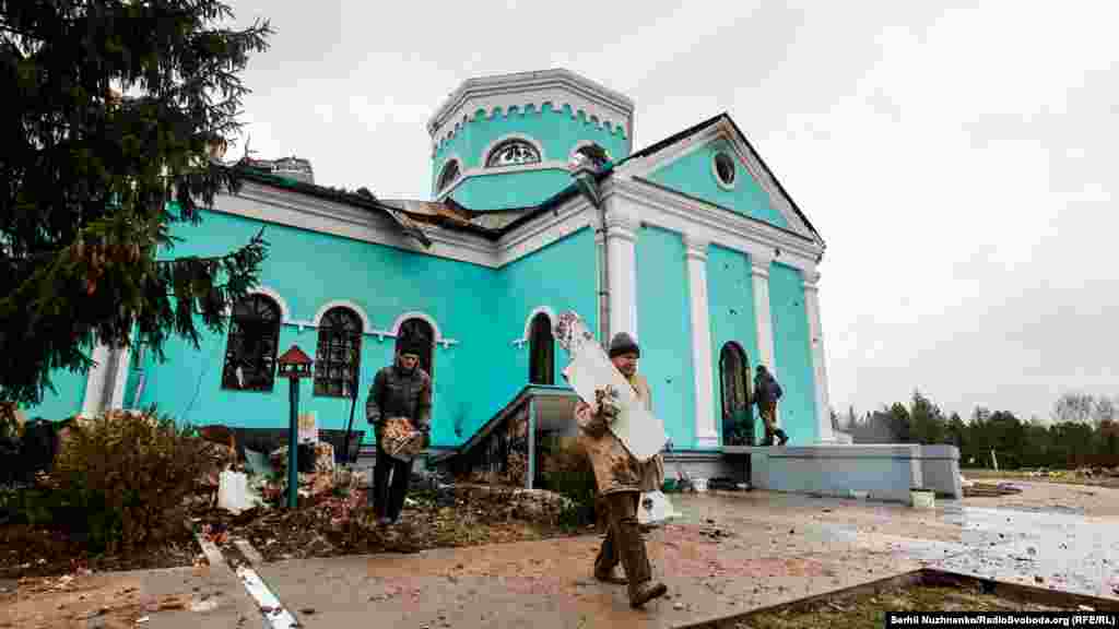 Храм Святителя Феодосія (УПЦ Московського патріархату) зазнав пошкоджень. Через обстріли російської армії згоріли куполи і вигорів внутрішній простір храму. Чернігів, 6 квітня 2022 року