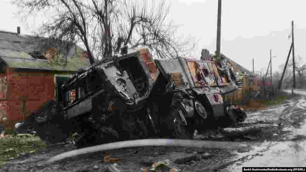 Спалена ворожа техніка на узбіччях, посічені дерева уламками снарядів, поля, усіяні нерозірваними снарядами російських &laquo;Ураганів&raquo;, свіжі сліди прильотів від артилерії та мінометів