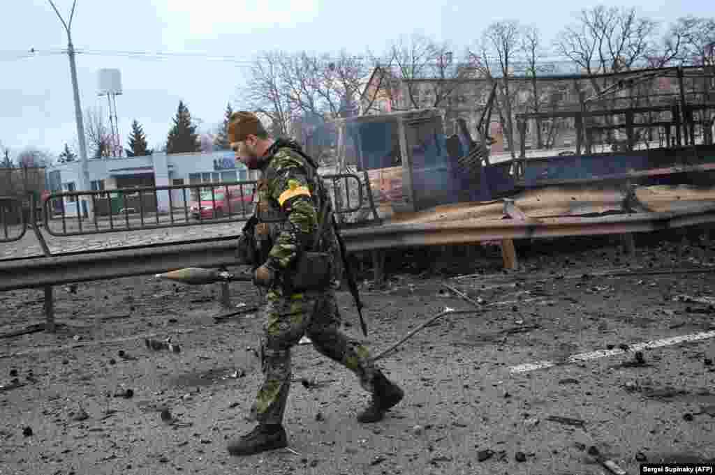 Український військовослужбовець несе гранатомет, який залишився після бою в Києві, 26 лютого 2022 року