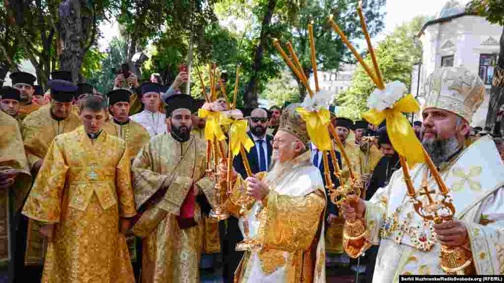 &laquo;Великою радістю наповнені тепер наші серця, коли в історичному і святому для українського народу місці, в кафедральному храмі Митрополитів Київських, урочисто звершили ми соборну Божественну літургію, очолену Предстоятелями Вселенського Патріархату і Православної Церкви України. Наше єднання у Святій Євхаристії, як і кожного разу, коли ми причащаємося Тіла і Крові Господніх, не лише нагадує про Хресну жертву Спасителя і символізує єдність Церкви, але є істинним, таємничим і реальним єднанням всіх нас, православних християн, з Главою Церкви і Спасителем Господом Ісусом Христом та одне з одним...&raquo; &nbsp; 