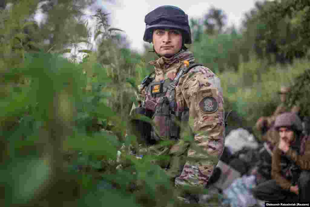 Боєць ЗСУ оглядає місцевість. Бої за Сєвєродонецьк. 20 червня 2022 року