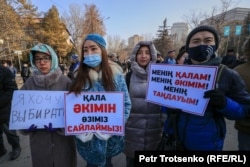 Митингіге жиналған халық.