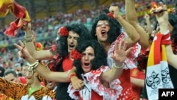 Испанские фаны Poland -- Fans of Spanish national football team react at the end of the Euro 2012 football championships match Croatia vs Spain, Gdansk, 18Jun2012 