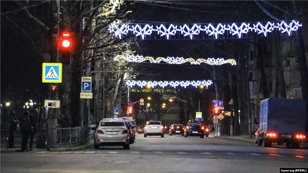 На головних вулицях Сімферополя комунальні служби повісили світлові новорічні інсталяції