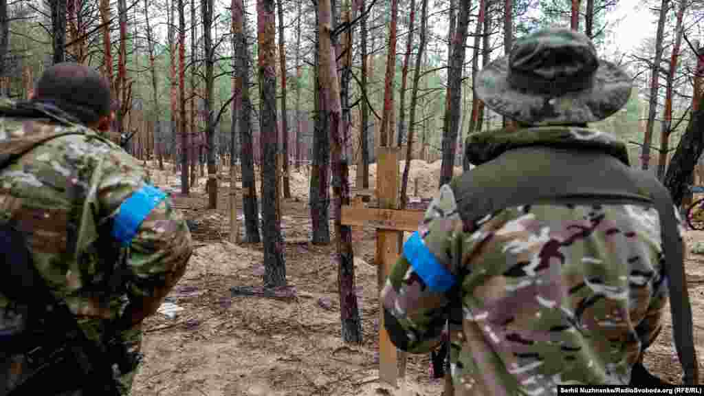 Масове поховання військових ЗСУ неподалік звільненого Ізюму, Харківщина, 15 вересня 2022 року