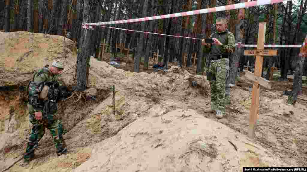 Масове поховання військових ЗСУ неподалік звільненого Ізюму, Харківщина, 15 вересня 2022 року