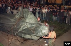 Під час знесення пам'ятника Феліксу Дзержинському в Москві у ніч на 23 серпня 1991 року