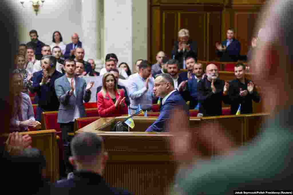 Дуда висловив переконання, що вільний світ сьогодні &laquo;має обличчя України&raquo;, і подякував українцям, які захищають Європу &laquo;перед нашестям варварства і нового російського імперіалізму&raquo;. &laquo;Я звертаюся до солдатів, які борються в ЗСУ, Нацгвардії, територіальній обороні, героїчних захисників Маріуполя і тих, які перебувають тепер у російській неволі і по всій лінії фронту дають запеклий опір загарбнику. Ви герої України, але ви також герої Польщі, Європи і всього світу. Прийміть нашу глибоку пошану&raquo;, &ndash; сказав він