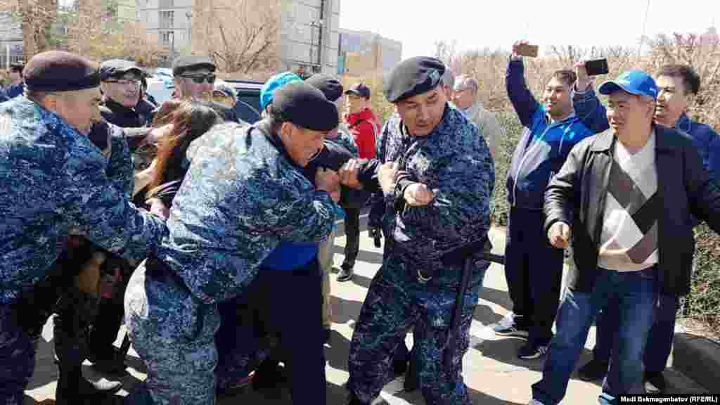 Акцияға жиналғандар: &laquo;Саяси тұтқындарға бостандық берілсін!&raquo;, &laquo;Масқара!&raquo; деп айғайлады.