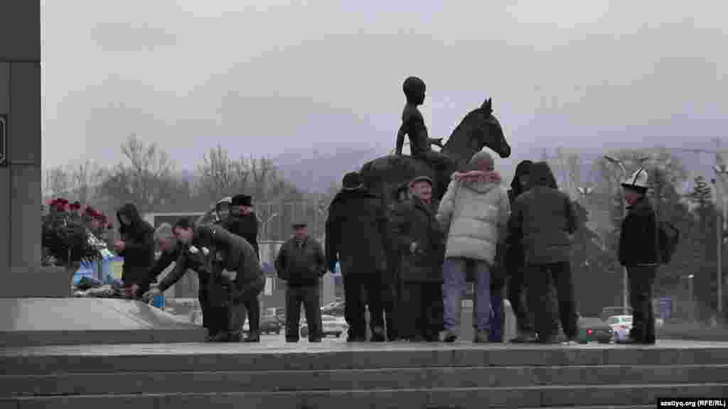 Бұл кезде Республика алаңындағы Тәуелсіздік ескерткіші алдында бір топ азаматтық белсенді 1986 жылғы Желтоқсан оқиғасында және 2011 жылғы Жаңаөзен қаласында мұнайшылар ереуілін полиция күшпен басқан кезде қаза тапқандардың құрметіне гүл қойып жатқан еді.