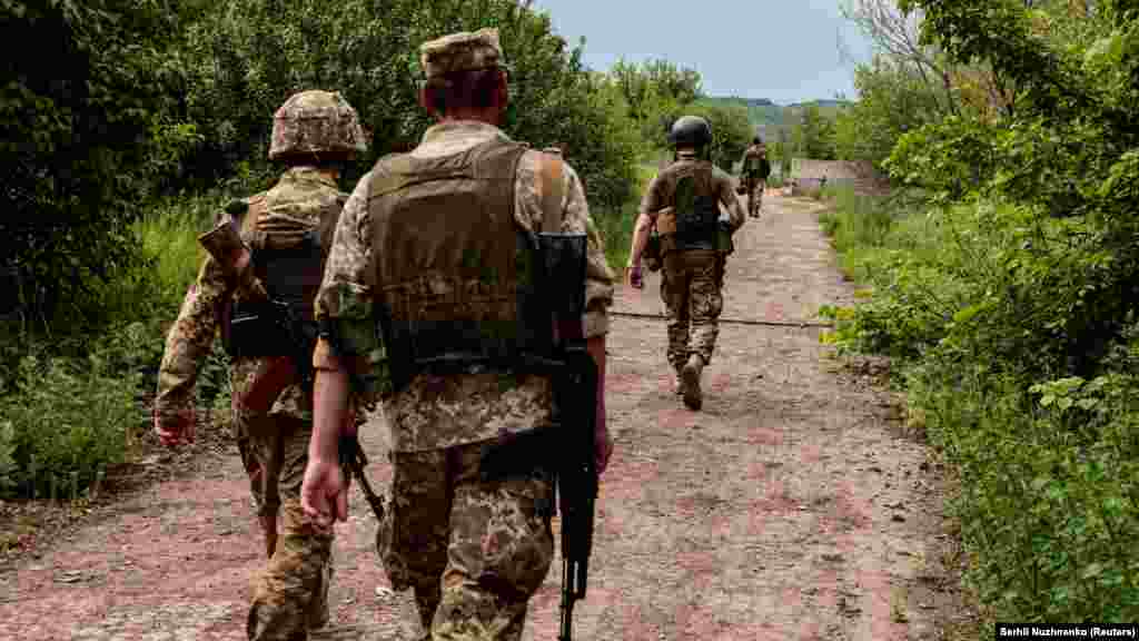 Українські військові повертаються із завдання. Донецька область