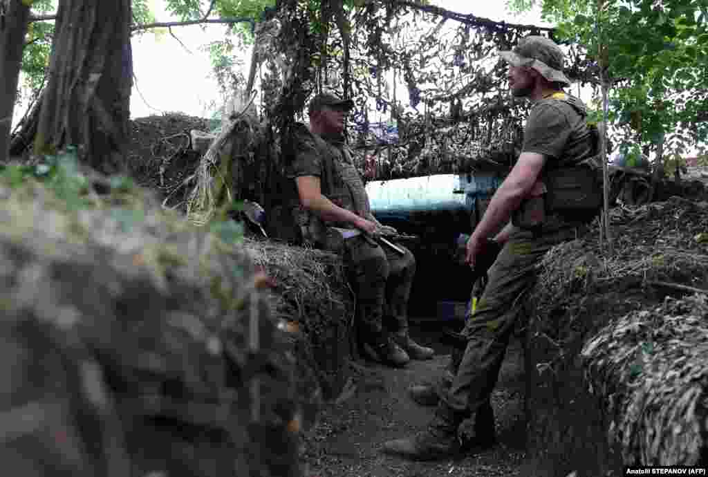 Українські військовослужбовці відпочивають під час затишшя між обстрілами на передових позиціях поблизу Авдіївки