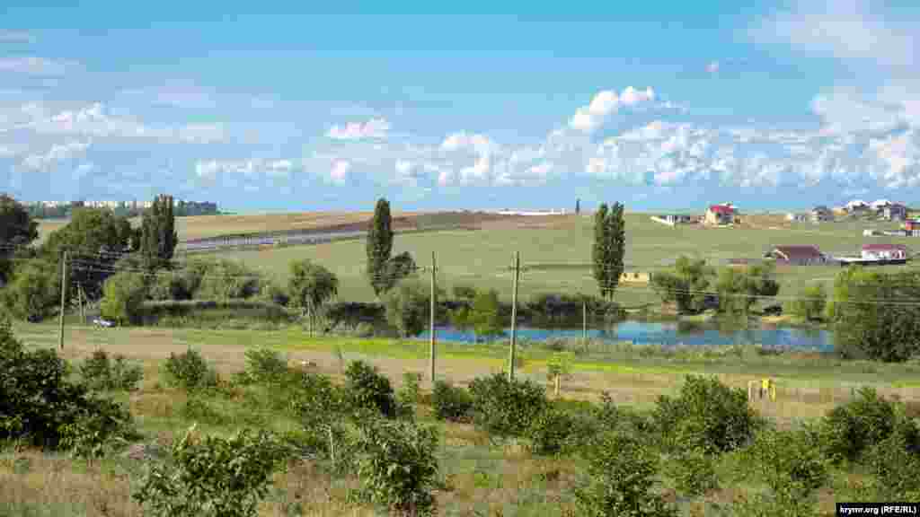 З північного заходу село межує з селищем Шкільне (на фото &ndash; ліворуч). Днем народження Шкільного вважається 4 жовтня 1957, коли там військові розмістили &laquo;тарілки&raquo; для управління польотом першого радянського космічного супутника