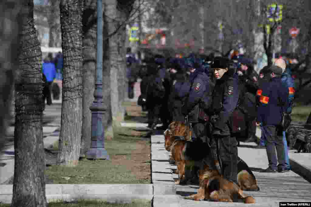 Полиция мәліметі бойынша, Мәскеудегі шеруге 8 мыңға жуық адам қатысқан. Белсенділер 20 мың адамның келгенін айтады.&nbsp;