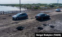 Антонівський міст через Дніпро, який з’єднує окупований Херсон із лівобережжям, після перших ударів по ньому ЗСУ. Херсон, 20 липня 2022 року