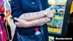 Одна із жінок під час низки одиночних пікетів у російському Петербурзі, коли влада Росії ще не погоджувалася на вивезення російського опозиціонера Олексія Навального за кордон на лікування після отруєння. Петербург, 21 серпня 2020 року