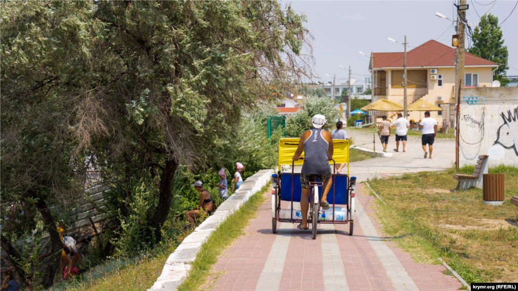 Розвізник води на сільській набережній