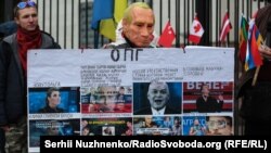 Під час акції-перформансу «Суд над Путіним» біля посольства Росії в Україні. Київ, 7 жовтня 2019 року 