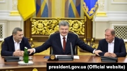 Украина президенті Петр Порошенко (ортада), Ахтем Чийгоз (сол жақта) және Ильми Умеров (оң жақта). Киев, 27 октября 2017 года