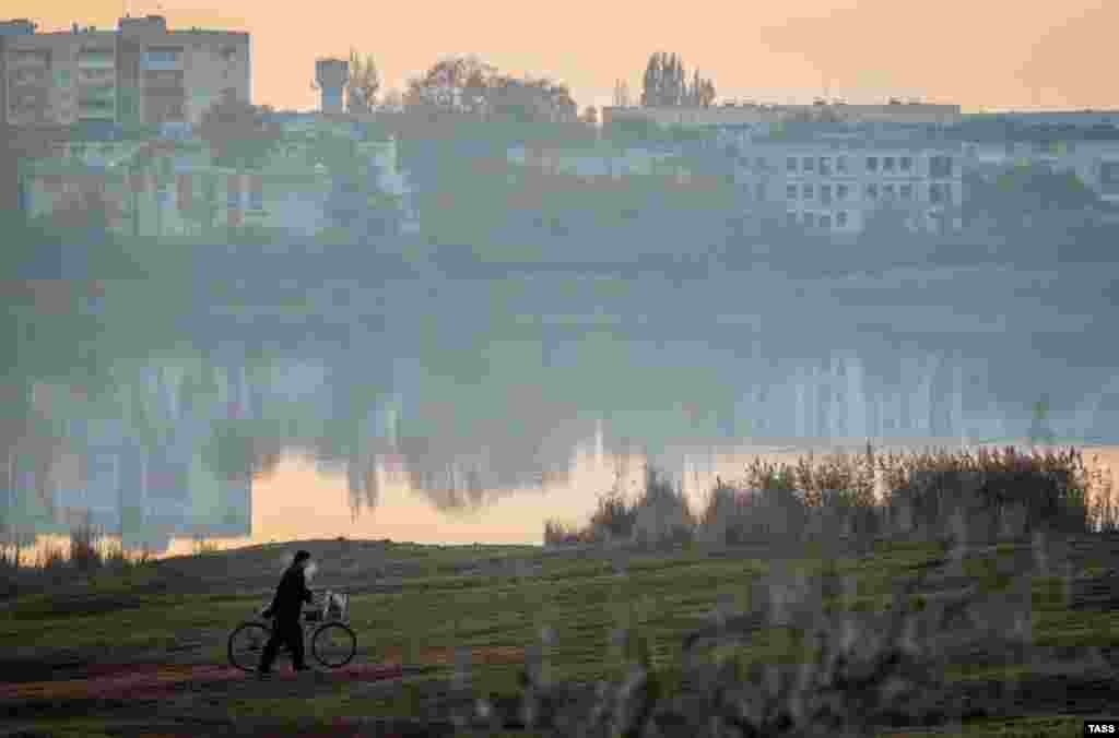 Велосипедист на березі озера Тобе-Чокрак. У цю пору на берегах озера небагатолюдно