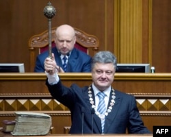 Украина президенті Петр Порошенко ұлықтау рәсімінде билік символын ұстап тұр. Киев, 7 маусым 2014 жыл.