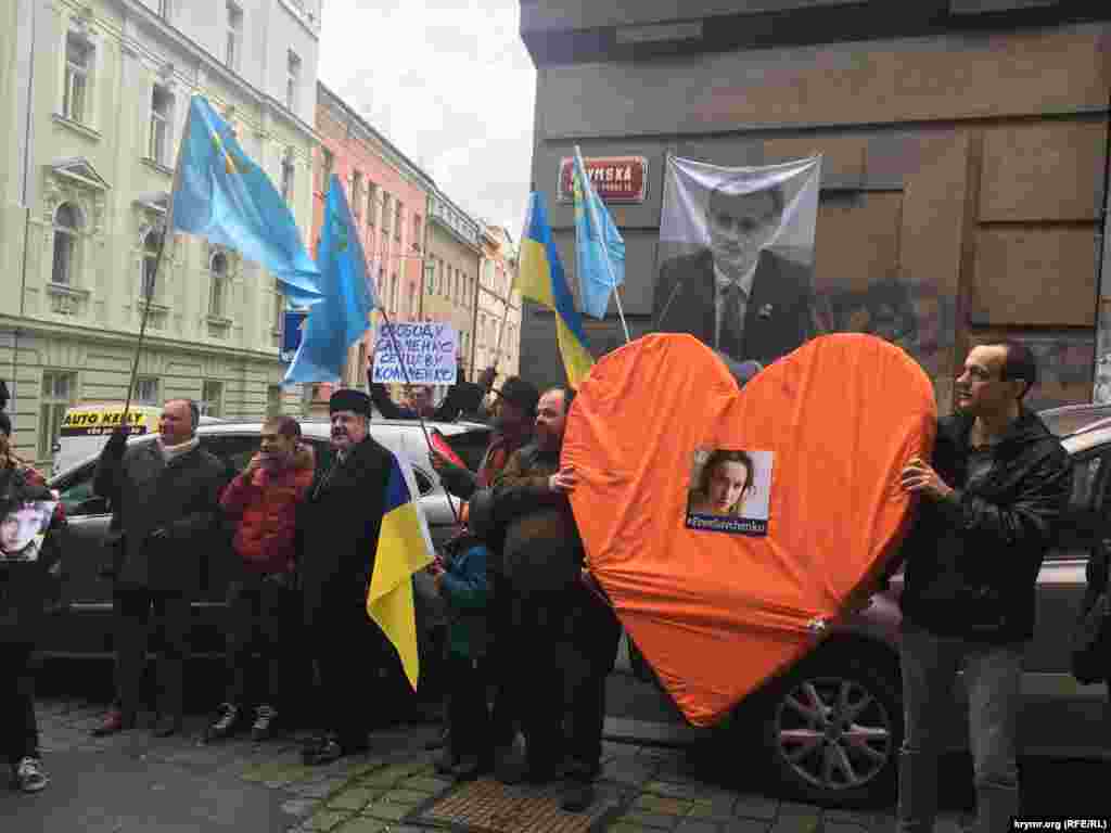 У Празі, в рамках фестивалю &laquo;CrimeanSOS&raquo;, пройшов мітинг-хода на підтримку кримських політв&#39;язнів і проти анексії Криму, 19 березня 2016 року