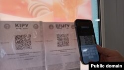 Мекемеге кіргісі келген адам оның сыртындағы QR-кодты Ashyq қосымшасы бар смартфонына түсіруі керек.