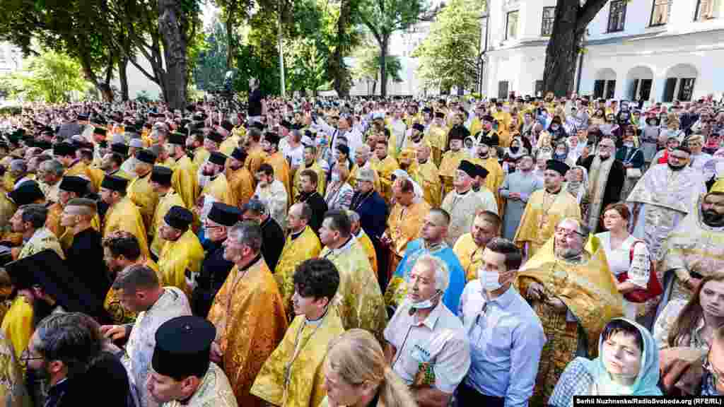 Віряни під час літургії на території Софії Київської з участю Вселенського патріарха Варфоломія і предстоятеля ПЦУ Епіфанія. 22 листопада 2021 року