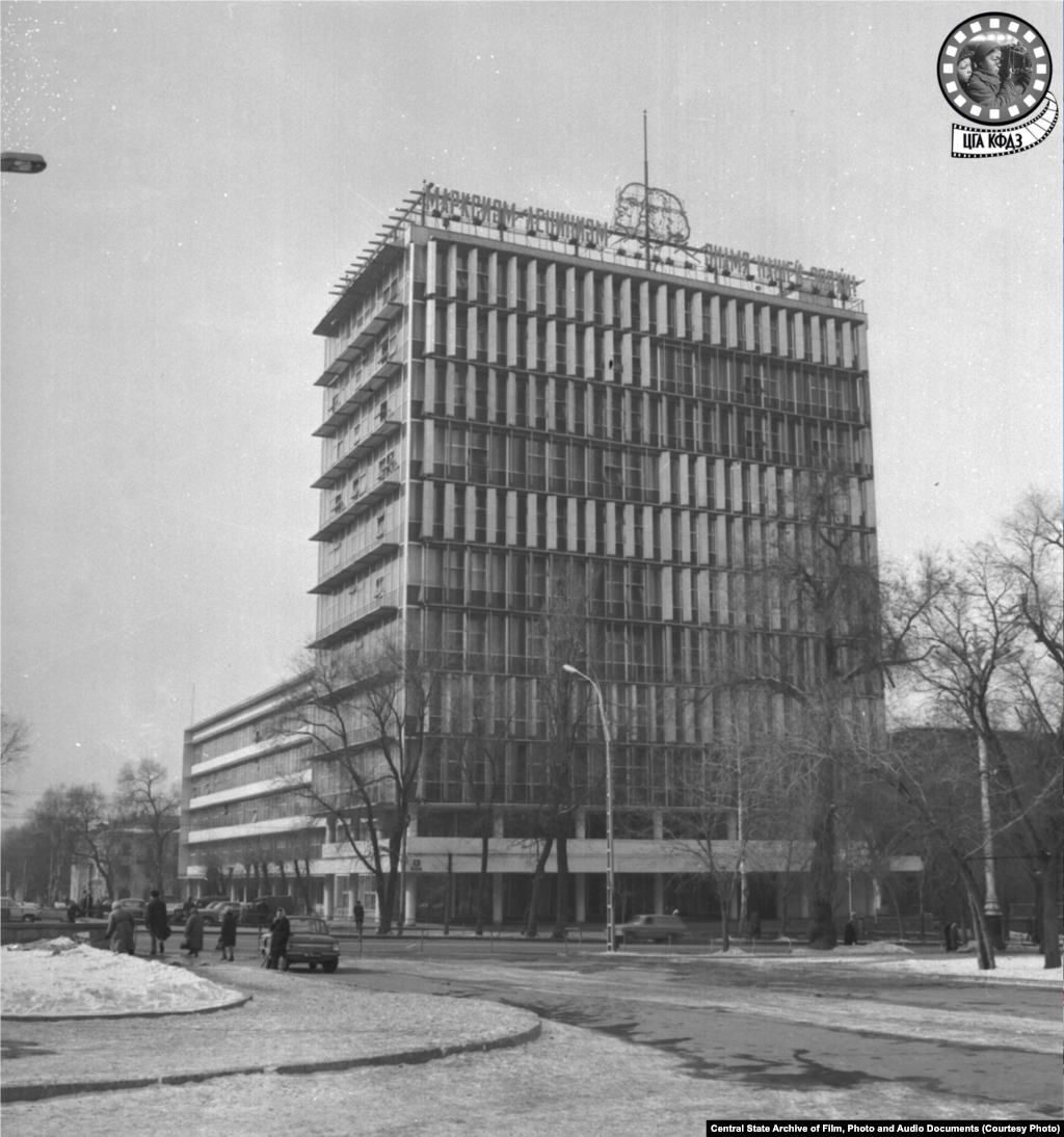 Кеңестер үйі. 1965 жылы түсірілген сурет (сол жақта). Қаладағы ең алғашқы 11 қабатты ғимарат құрылысы 1967 жылы салынып бітті. Сондықтан суреттегі дата қате болуы мүмкін. Ғимарат &quot;Жобалау ұйымдарының үйі&quot; ретінде салынған, бірақ кейін Алматы облыстық партия комитеті қоныстанды. Ғимараттың күннен қорғайтын жүйесі болды. Біраз уақыттан соң ол жүйе жұмыс істемей қалды. Қазіргі ғимарат сыртындағы панельдер &ndash; сол жүйеден қалған. 