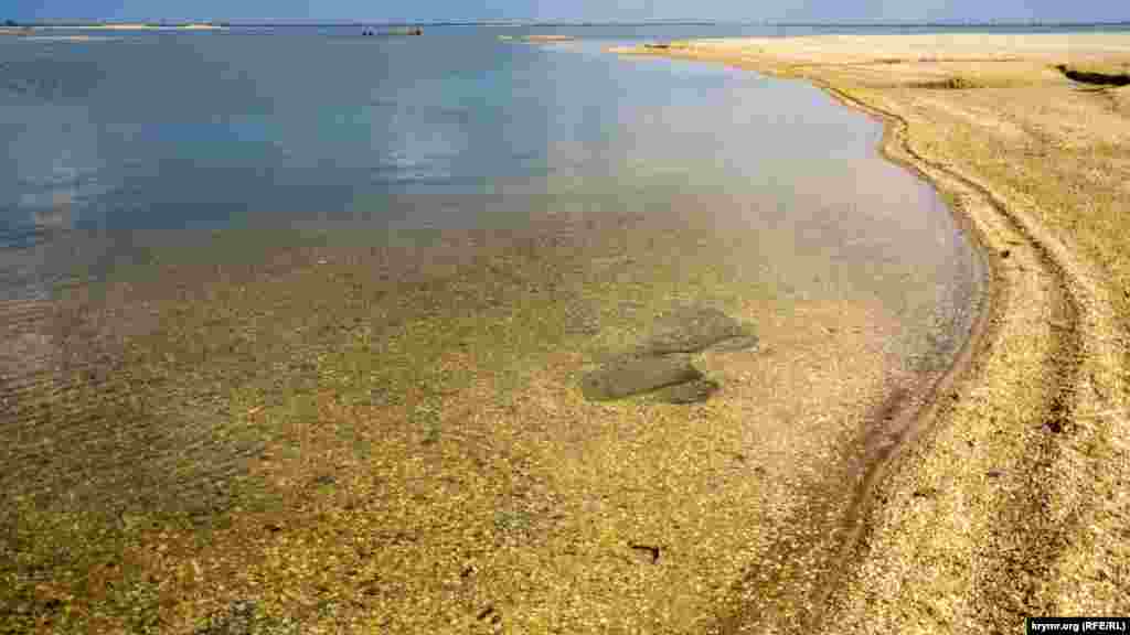 Сама вода в озері досить прозора