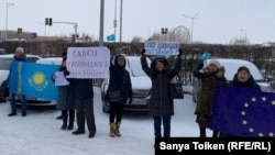 Бір топ адам Еуропа Одағының Қазақстандағы өкілдігі алдында саяси тұтқындарды қолдап, акция өткізіп тұр. Нұр-Сұлтан, 26 қараша 2019 жыл.