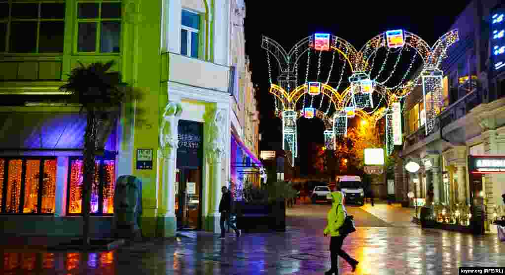 Нинішні новорічні пропозиції стартують із 300 рублів (140 гривень) на добу в приватному секторі й до 800-1500 рублів (320-600 гривень) за номер зі зручностями в невеликих гостьових будинках