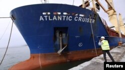 Atlantic Cruiser, плавающий под флагом Антигуа и Барбадос, порт Искендерун, 18 апреля 2012