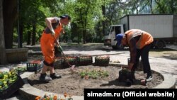 Представники «Держзеленгоспу» висаджують квіти в Сімферополі, ілюстративне фото