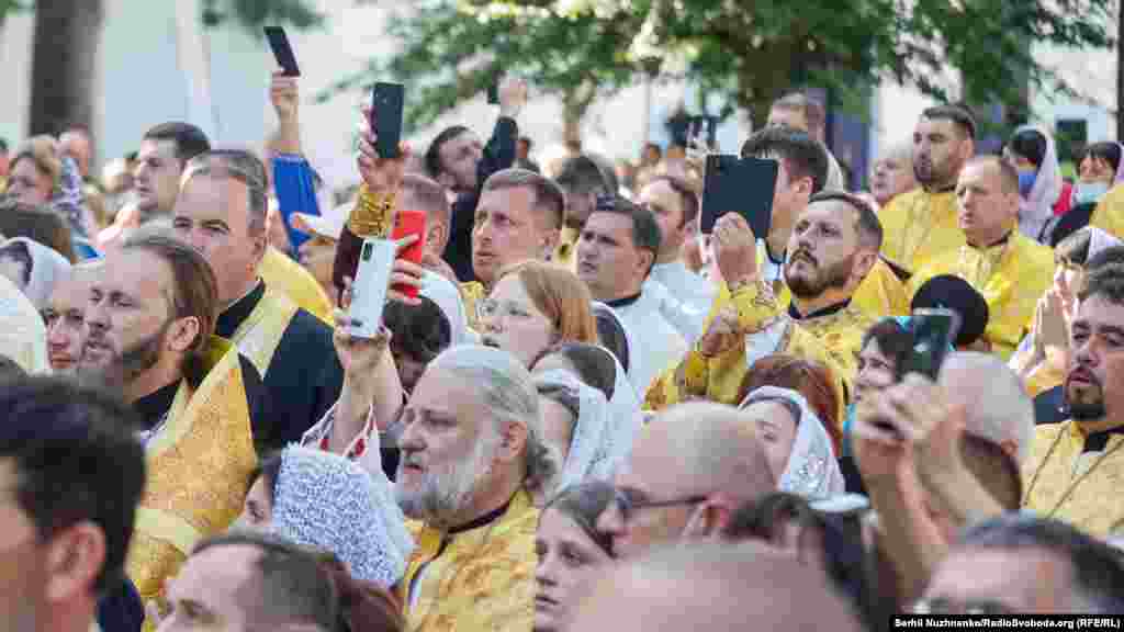 Віряни знімали на телефони літургію